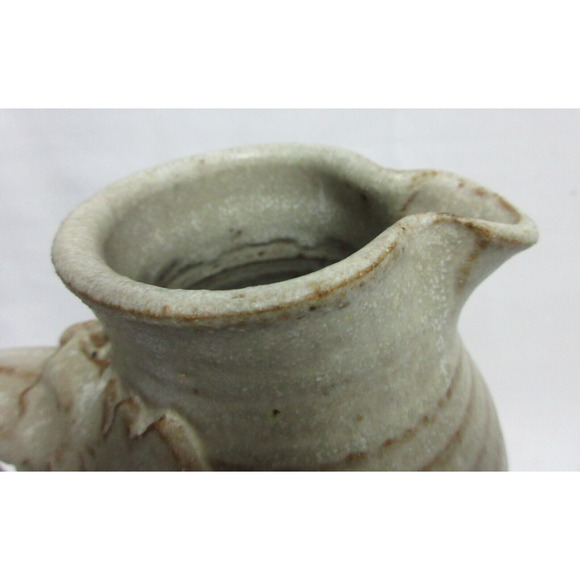 Artisan Pottery Stoneware 3D Pitcher 2 Tone Tan Browns Grapes Marked HB 8"x5" - Picture 3 of 9